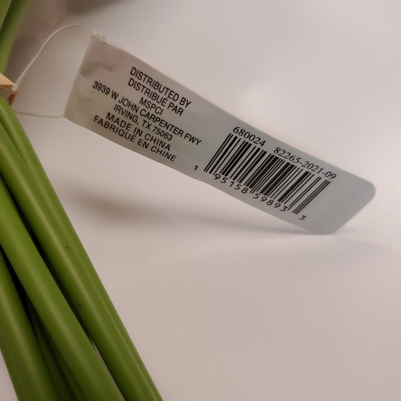 White fake rose bouquet 14 stems per bunch 5 bunches for $10 - Picture 3 of 4